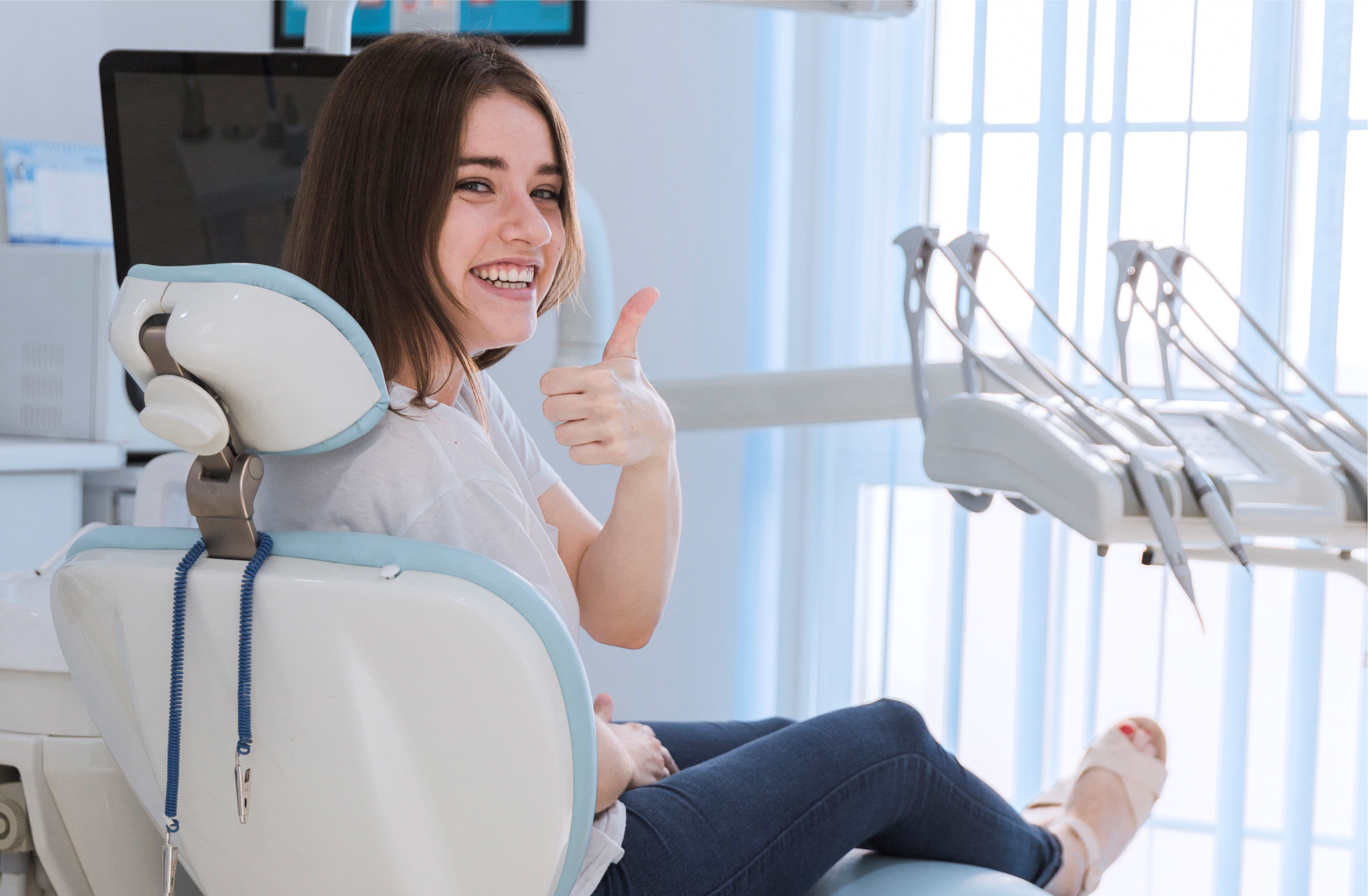 Equipe odontológica trabalhando com tecnologia avançada